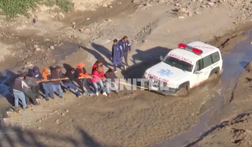 Ambulancia queda atascada en el lodo tras intentar esquivar el bloqueo en la ruta Cochabamba - Oruro