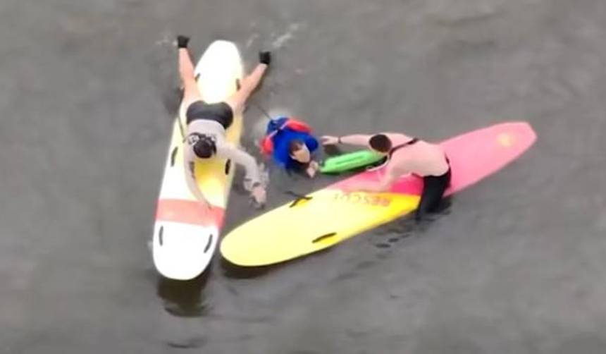 Video: ¿Persecusión acuática? Un joven se lanzó a un río para evitar ser arrestado