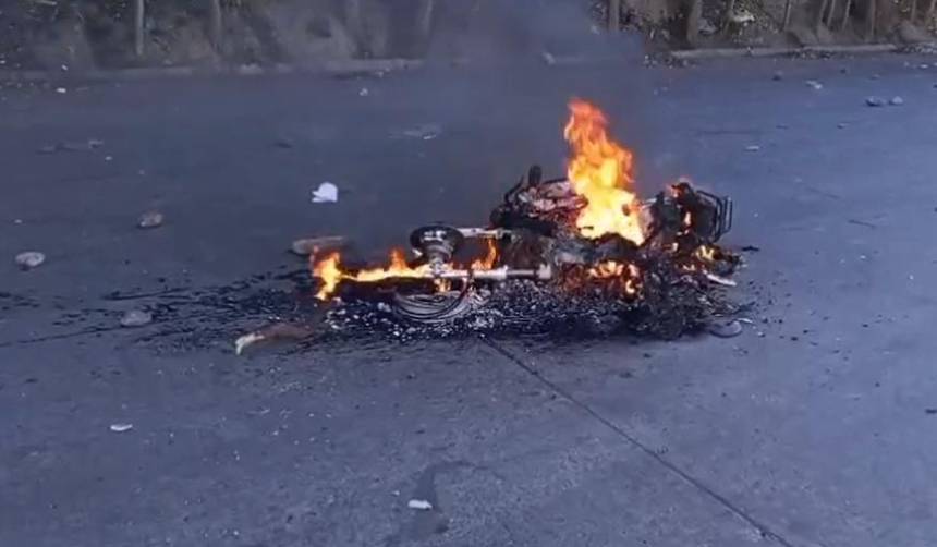 Bloqueadores hieren a policía y queman motocicleta en la autopista La Paz–El Alto
