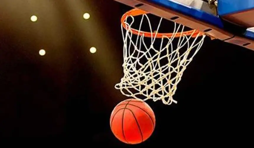 Video: Se subió a un cesto de básquet para perrear pero termina cayendo desde lo alto