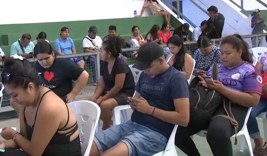 A horas de concluir el plazo para el empadronamiento se registran filas en La Paz y Santa Cruz