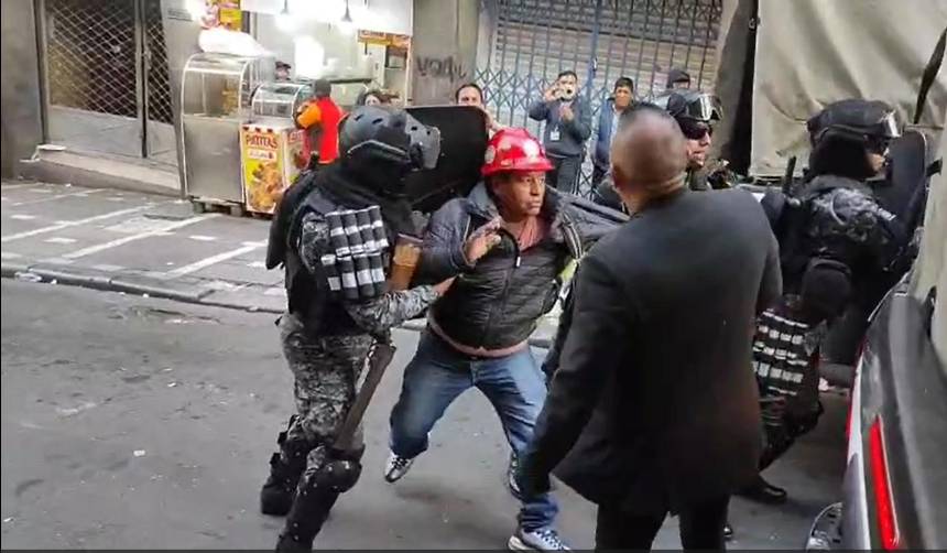 Contingente policial interviene el Ministerio de Trabajo y arresta a dirigentes de la COB