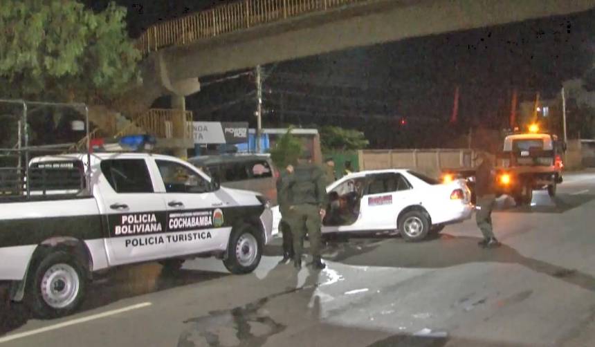 Vehículo impacta cerca de un puente peatonal en Cochabamba y deja a dos personas heridas