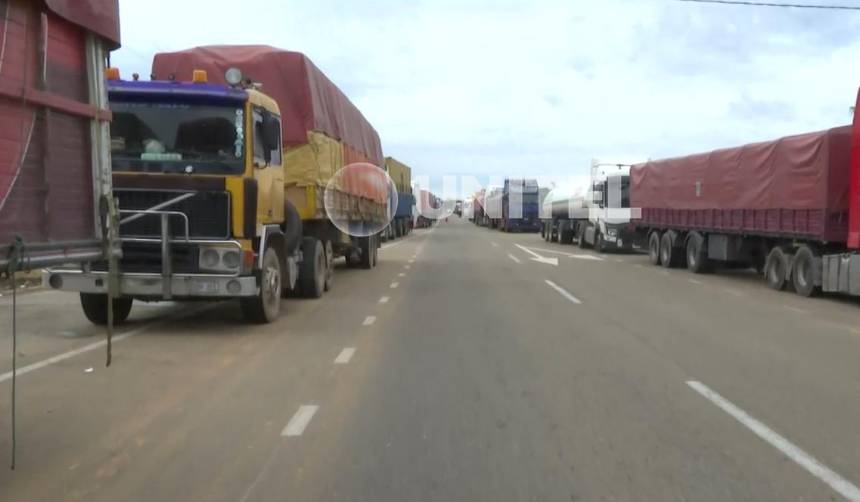 Varios camiones y cisternas permanecen parados en la ruta nueva Santa Cruz-Cochabamba por bloqueo en Yapacaní
