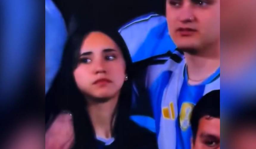 ¡Date cuenta!: El incómodo momento de una pareja durante la despedida de Messi que se volvió viral