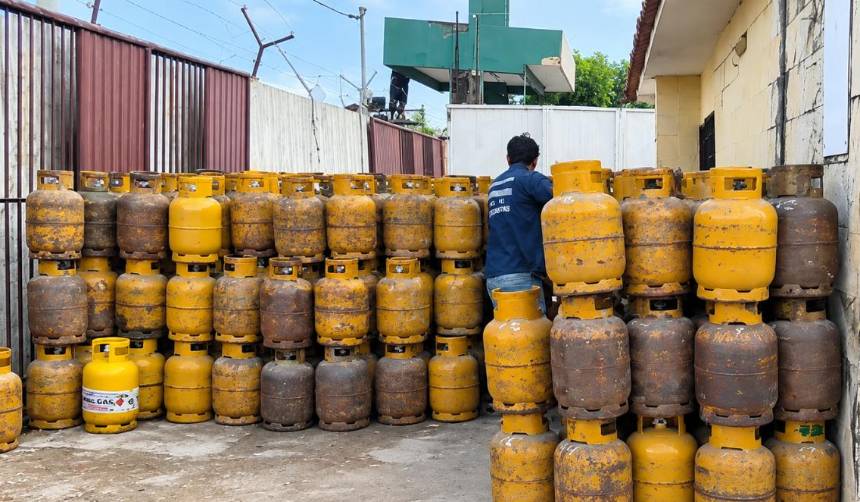 Distribución de garrafas vuelve a los barrios de Santa Cruz tras acuerdo con Gobierno 