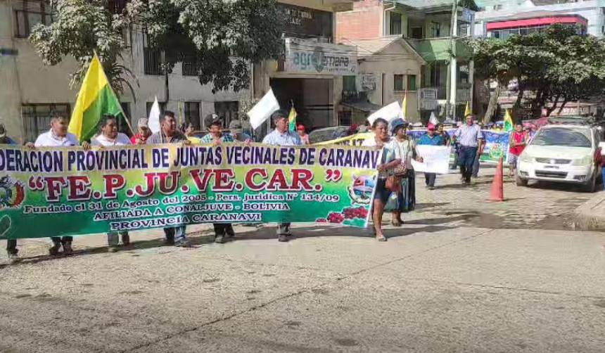 Tensión en Caranavi: Marcha en rechazo a bloqueos terminó en amagues de pelea con sectores que piden la renuncia de Paz