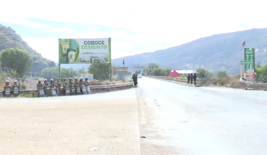 Refuerzan presencia policial y militar en la carretera que une Cochabamba con Oruro para impedir bloqueos