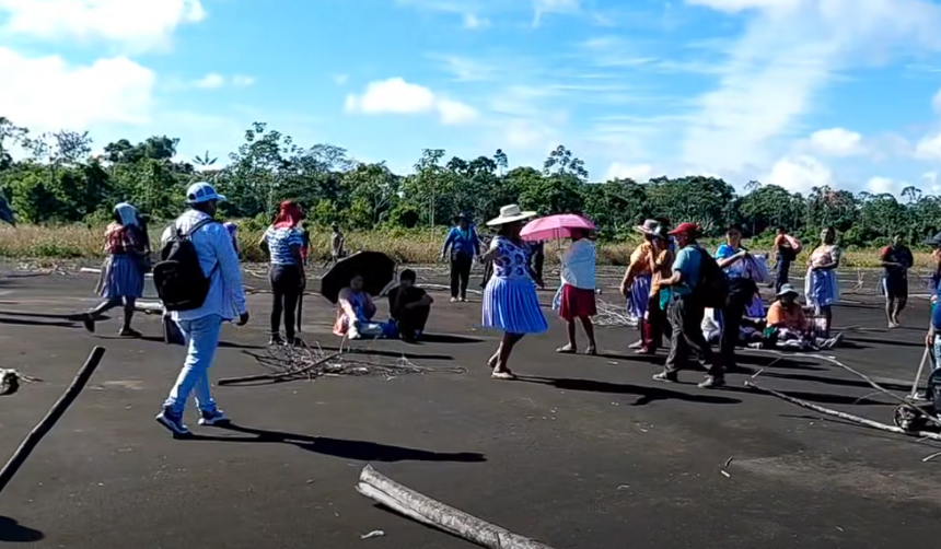 Cocaleros toman el aeropuerto de Chimoré: “Vamos a defender a Evo Morales”