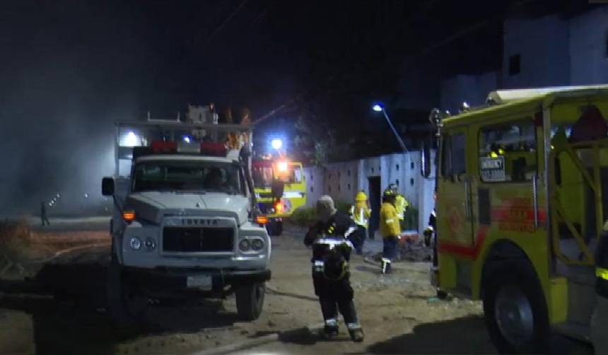 Incendio cerca del Cambódromo: Carros bomberos se quedan sin diésel y piden ayuda con el combustible