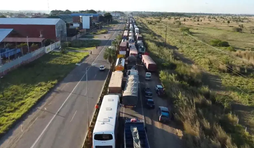 Bloqueo en la vía Santa Cruz - Warnes: Mototaxistas exigen incremento de su tarifa