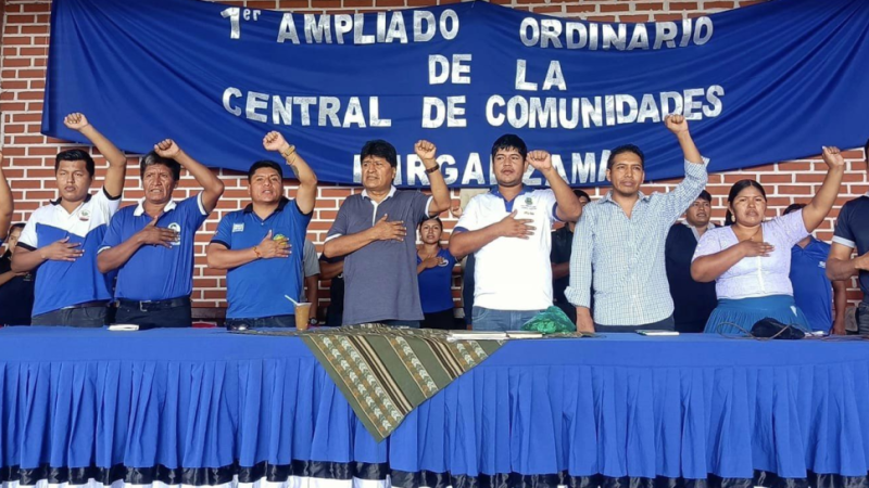 Morales y dirigentes del evismo en una cita partidaria en el Chapare.