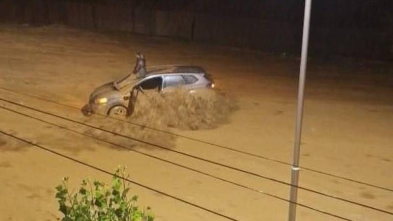 Uno de los vehículos que quedó atrapado 