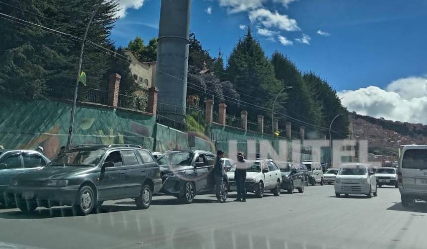 Surtidores de La Paz registran filas este domingo; conductores se quejan por las demoras