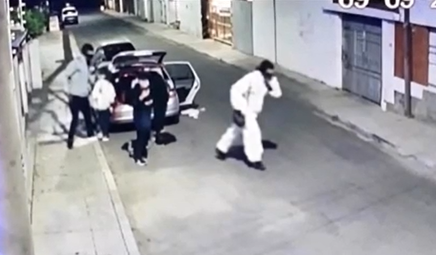 Salen a la luz imágenes de la fuga de los atracadores de una joyería y el momento en el que abandonan el vehículo