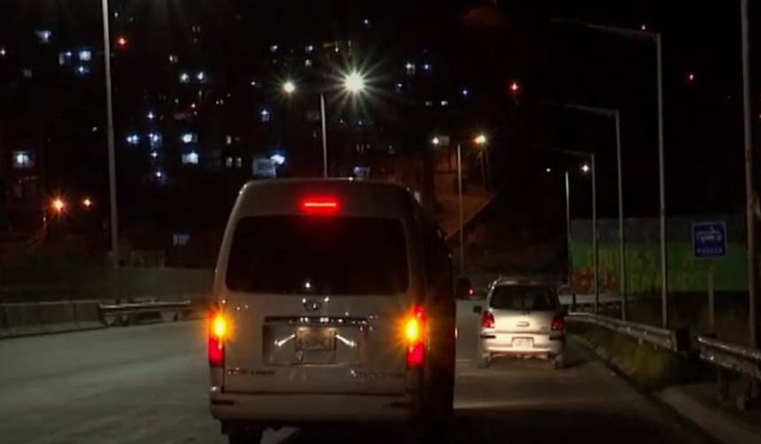 Falta de iluminación en varios tramos de la autopista de La Paz provoca accidentes, denuncian choferes