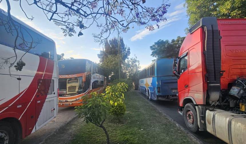 “Es calamitoso, repercute en la mesa de los bolivianos”, alerta el transporte internacional sobre la falta de combustibles
