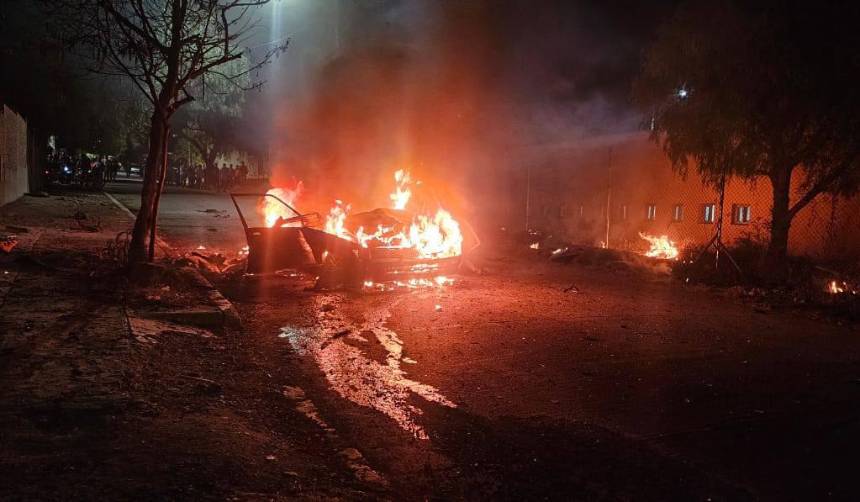Cochabamba: Vehículo explota en plena vía pública; dos personas se salvaron
