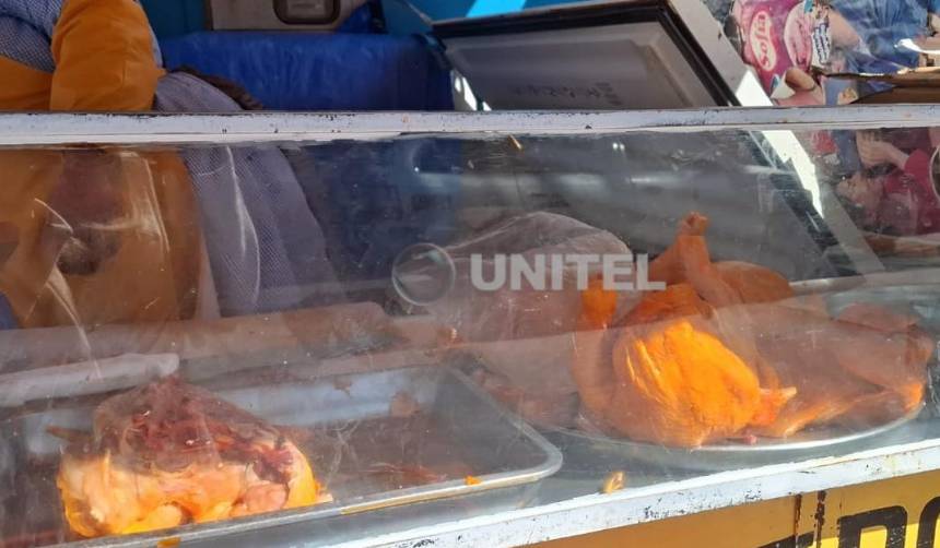 Comerciante denuncia que saquearon y lanzaron piedras a su camión cuando transportaba pollo a La Paz