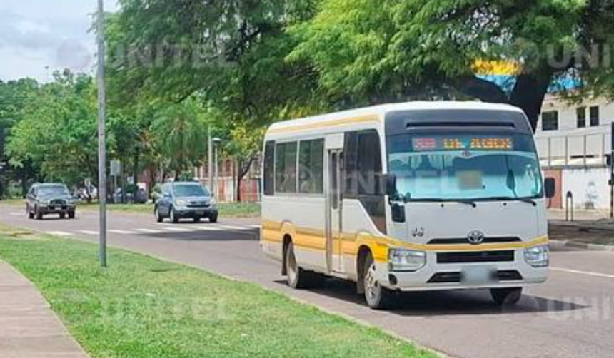 Santa Cruz: Ministro Justiniano dice que los micros son el único sector pendiente de acuerdo para evitar un paro