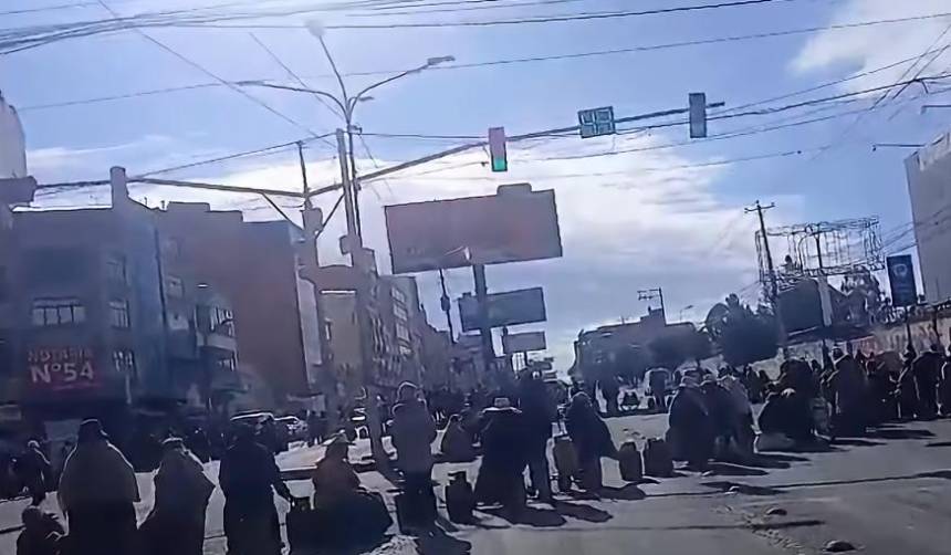 “No tenemos gas para cocinar”: vecinos bloquearon una avenida principal de El Alto para exigir garrafas