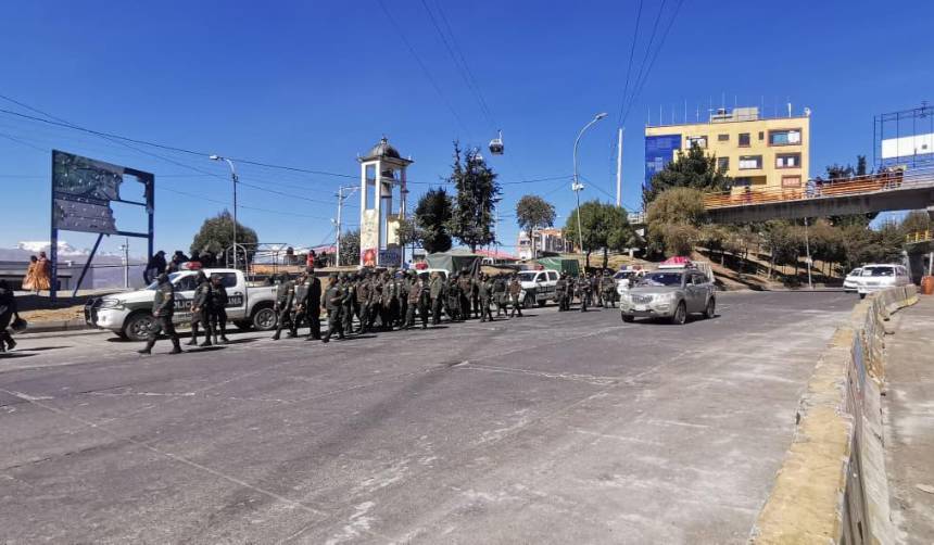 Policía toma control del peaje de la autopista y restablece la transitabilidad hacia el aeropuerto de El Alto 