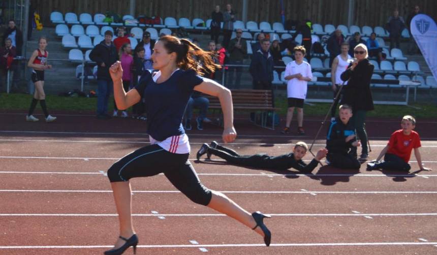 ¡Impresionante! Majken Sichlau ostenta el récord de 100 metros más rápidos en tacones alto