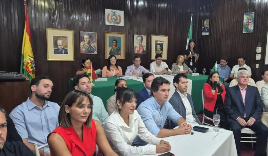 Saavedra se reúne con la Brigada Parlamentaria: “Hay proyectos que tendremos que desarrollar e impulsar en conjunto”