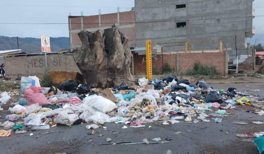 Debido al bloqueo, la basura se acumula en las calles y avenidas de Sacaba