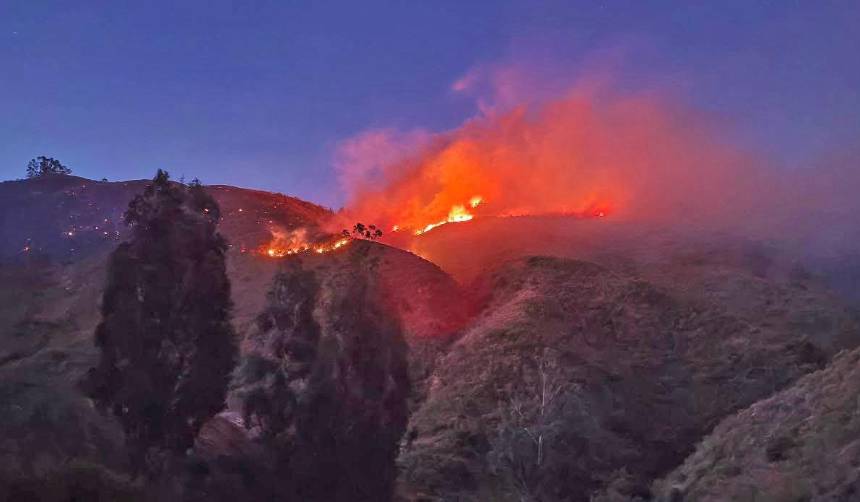 Se reactiva el incendio forestal en Totora: Fuertes vientos y la topografía dificultan los trabajos de sofocación