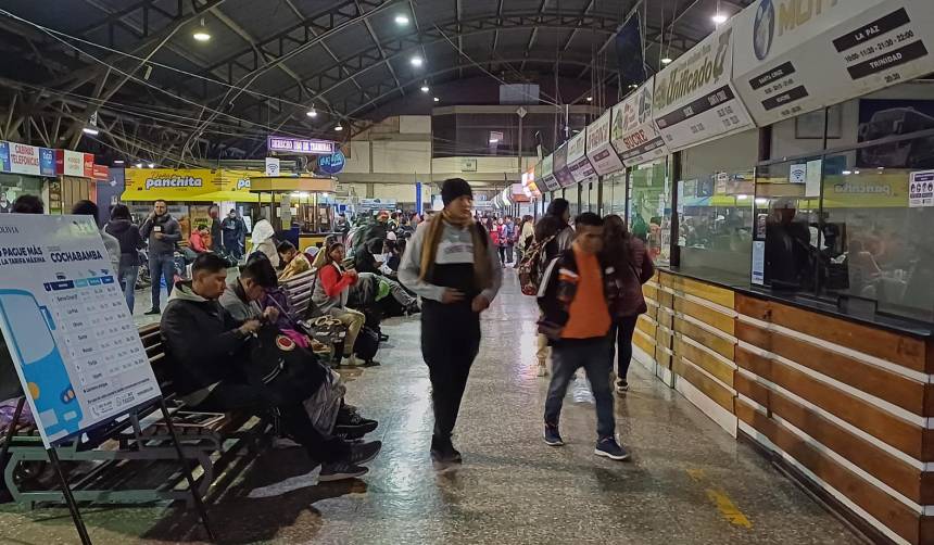 “Tenemos buses parados por días”, los viajes desde la Terminal de Cochabamba se ven afectados por la falta de diésel
