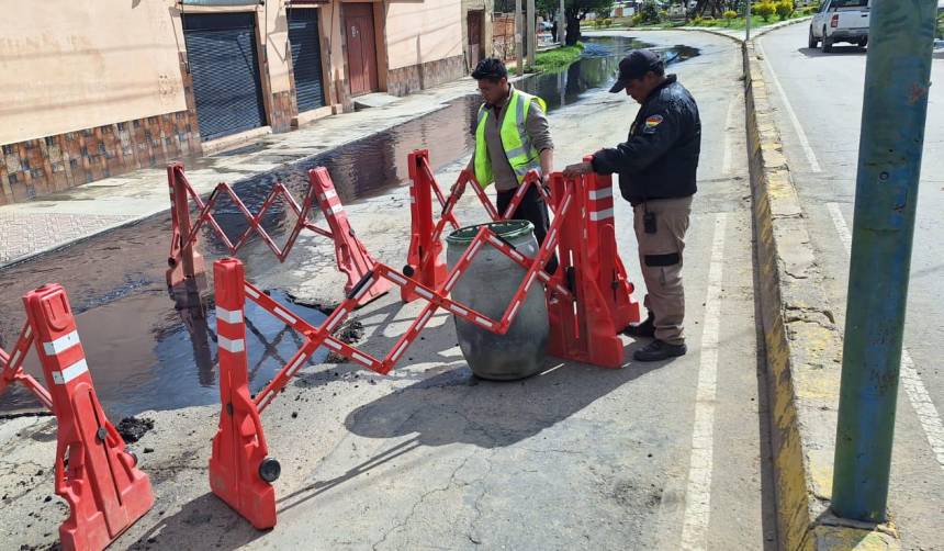 Motociclista y su acompañante caen dos metros a un hueco con de aguas residuales; la moto permanece en el agujero