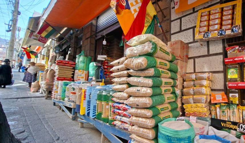 Algunos productos para la elaboración de pan varían de precio por el dólar y el diésel, según comerciantes de La Paz