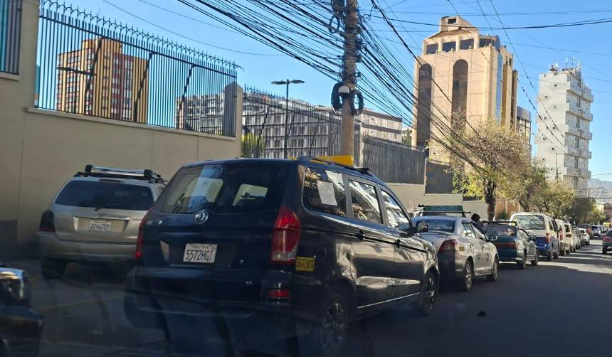 Choferes pasan al menos dos noches en las filas en surtidores por gasolina en La Paz
