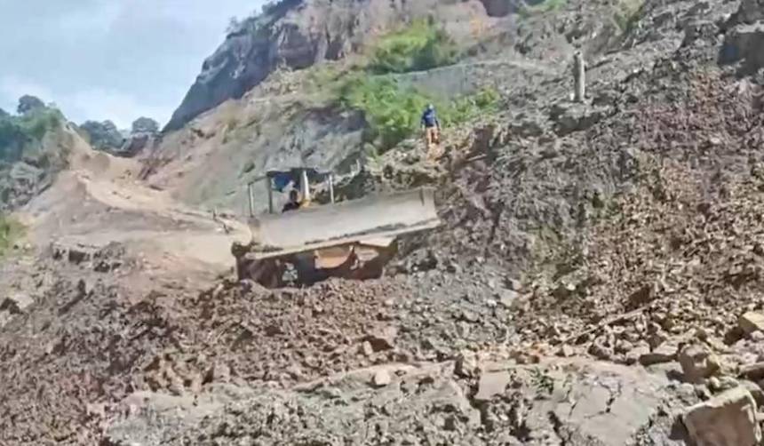 Cochabamba: Un deslizamiento de tierra afecta una vía de acceso a comunidades de Pucamayu