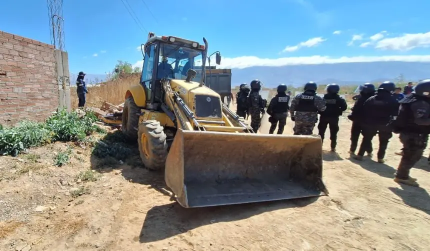Demuelen construcciones que estaban en áreas verdes de la zona sur de Cochabamba