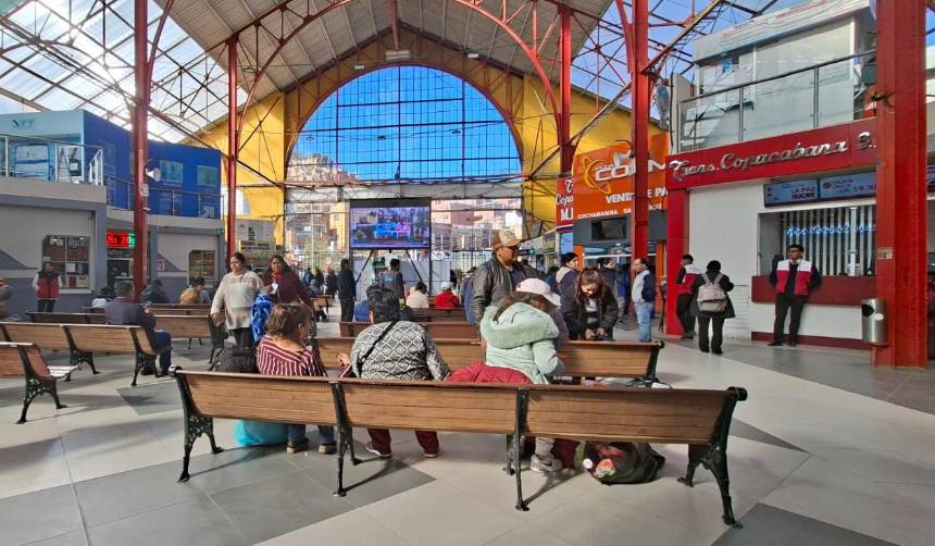 Sube la demanda de viajes en la terminal de La Paz, pero disminuyen las salidas de buses por la falta de diésel 
