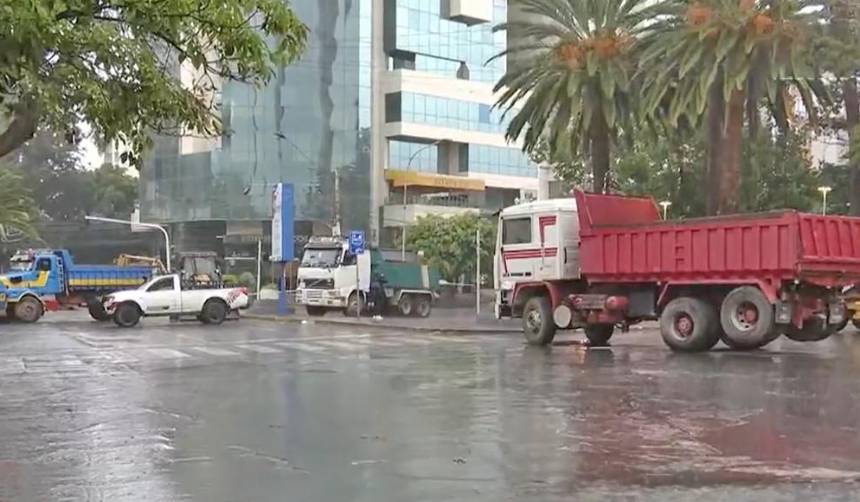 Empresas constructoras de Cochabamba bloquean las calles exigiendo pagos que les adeuda el municipio desde 2022