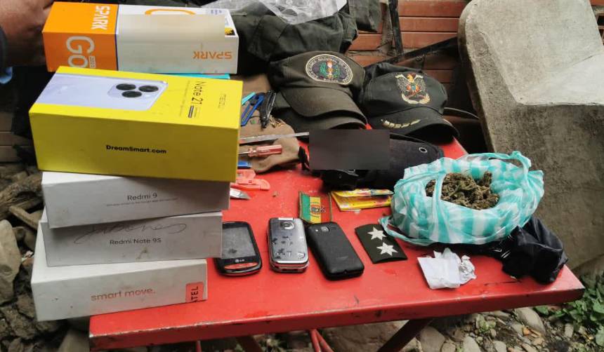 Hallan en un bar clandestino uniformes policiales, una pistola de juguete, cuchillos y marihuana, reporta la Policía