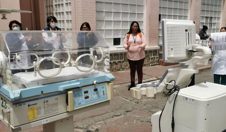 La Paz: Trabajadores del Hospital de la Mujer paran y bloquean avenida con equipos calificados de “obsoletos”