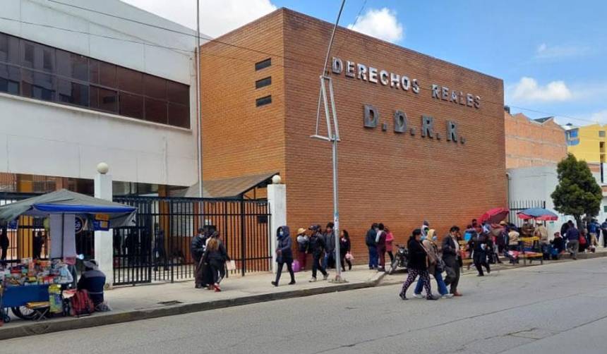 El Alto: Un secretario de juzgados y una mujer son denunciados por aparente consumo de bebidas alcohólicas en Derechos Reales 
