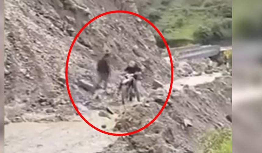 Video: Motociclista se salva de milagro de un deslizamiento de rocas