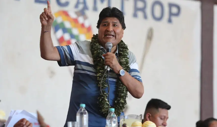 Evo dice que tiene que terminar la subvención de combustible en Bolivia