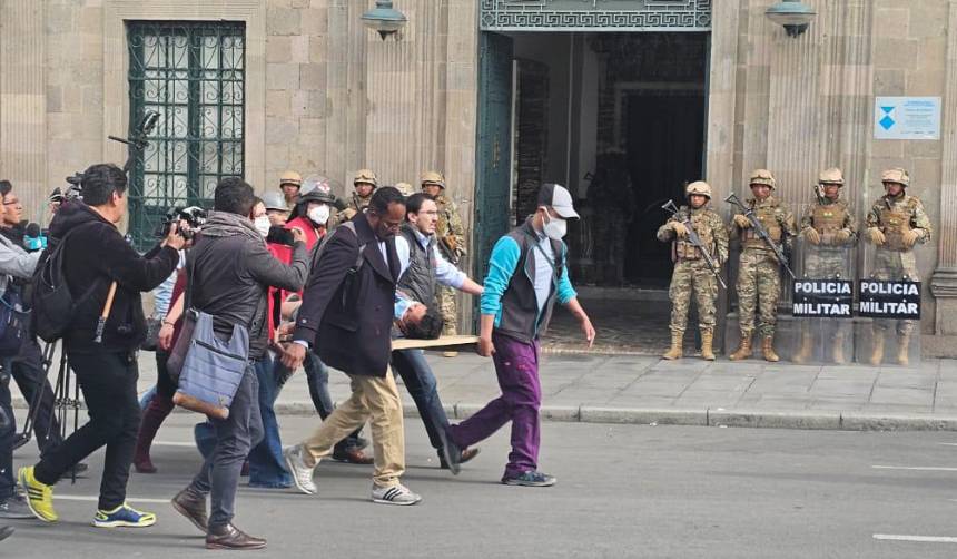 Reportan civiles y periodistas heridos durante protestas en La Paz