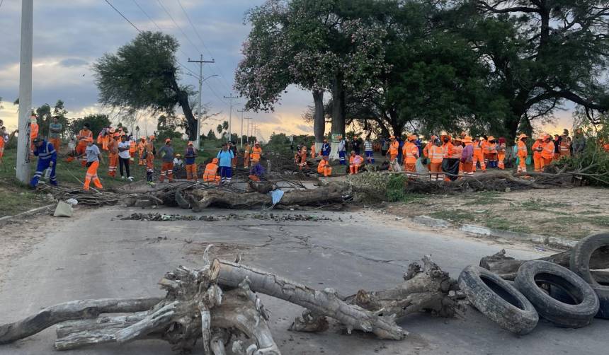 Trabajadores de aseo urbano instalan bloqueo en el ingreso al vertedero municipal de Santa Cruz de la Sierra 
