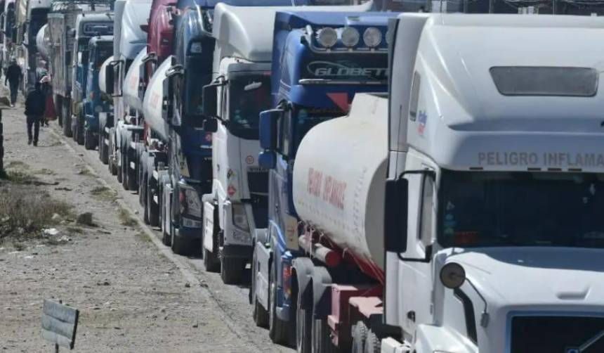 Transporte pesado advierte con bloqueos y denuncia presunto “monopolio” en la importación de combustibles