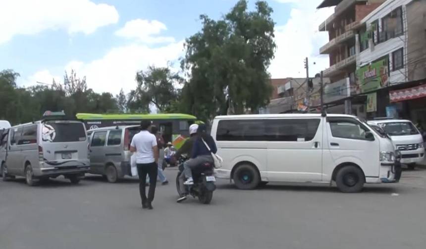 Transportistas bloquean accesos a Colcapirhua y exigen que les aprueben el permiso para sus paradas