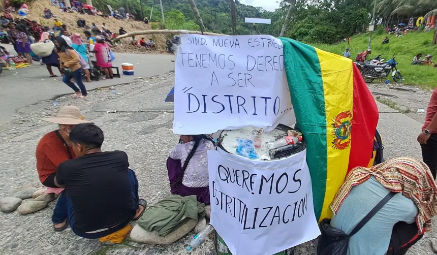 Protestas y derrumbes afectan el tránsito de vehículos y productos en las dos rutas que unen a Cochabamba con Santa Cruz 