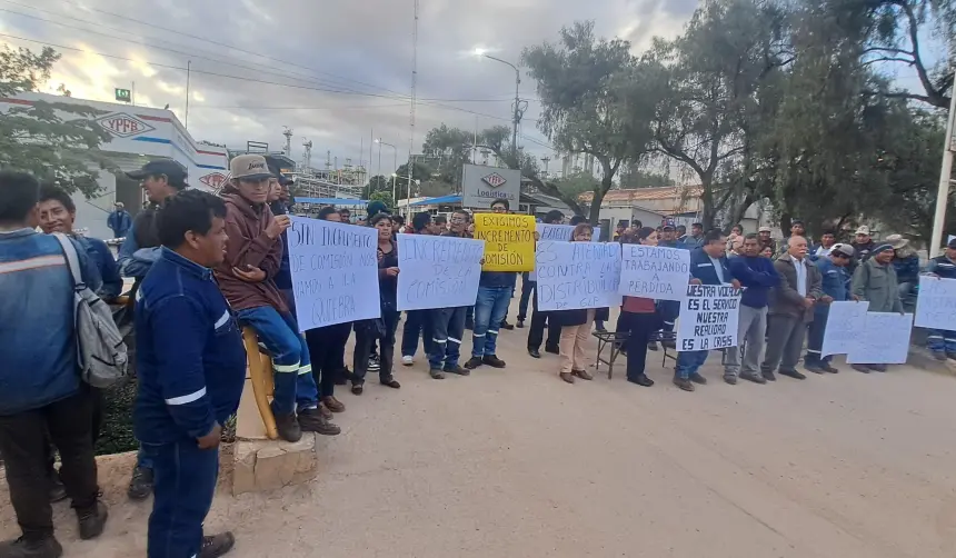Cochabamba: Distribuidores de GLP protestan en la Refinería de YPFB; exigen incremento en el precio de la garrafa de gas