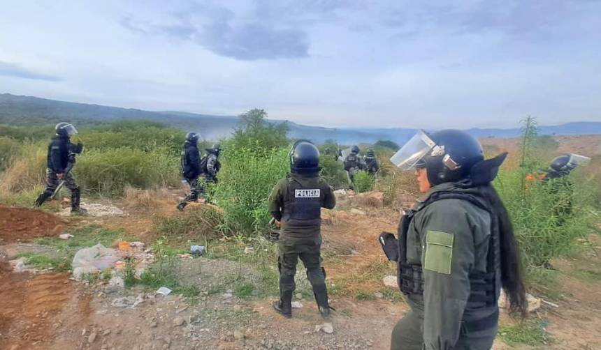 Policías niegan el uso de armas de fuego durante desbloqueo en Cotapachi y dicen que fueron emboscados